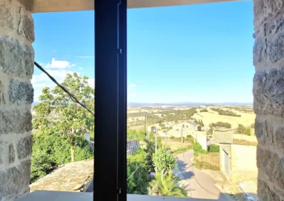 vista exterior desde dormitorio de la casa rural Cal Roseto de Palou