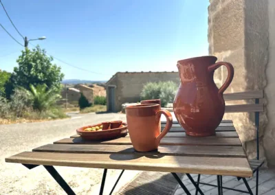 mesa exterior en la casa rural Cal Roseto de Palou