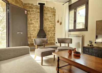 chimenea interior de madera en el salón de la casa rural Cal Roseto de Palou