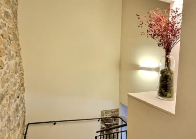 escaleras reformadas con decoración