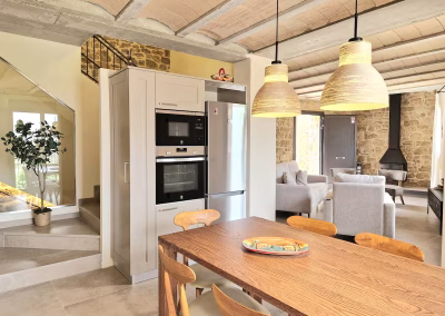 Comedor-cocina en casa rural Cal Roseto de Palou